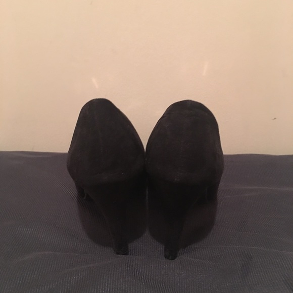 Black Heels with Gold Bow - Picture 3 of 4